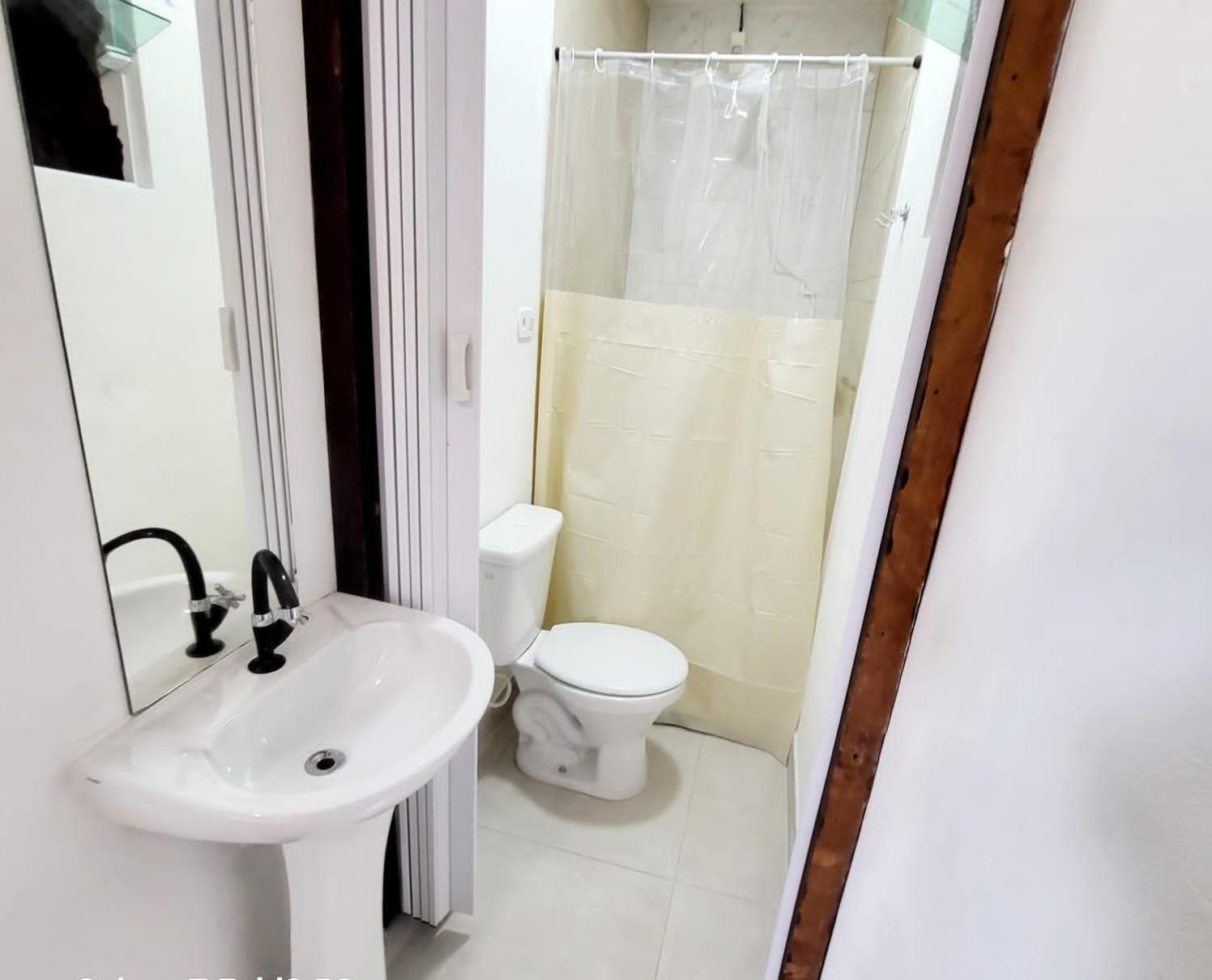 Quarto com 2 Camas de Solteiro e Banheiro